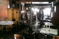 Wnętrze klubokawiarni Mleczarnia w Dzielnicy Czterech Wyznań